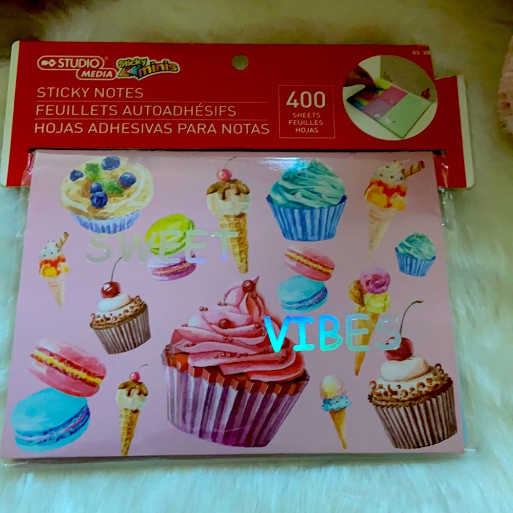 Cupcake themed sticky notes. 400 sheets